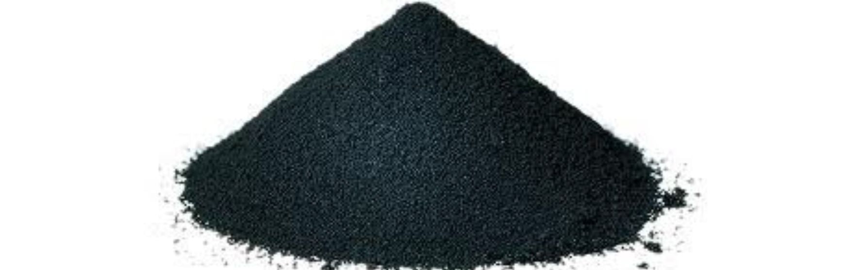 en hög med svart filtermassa och vit bakgrund