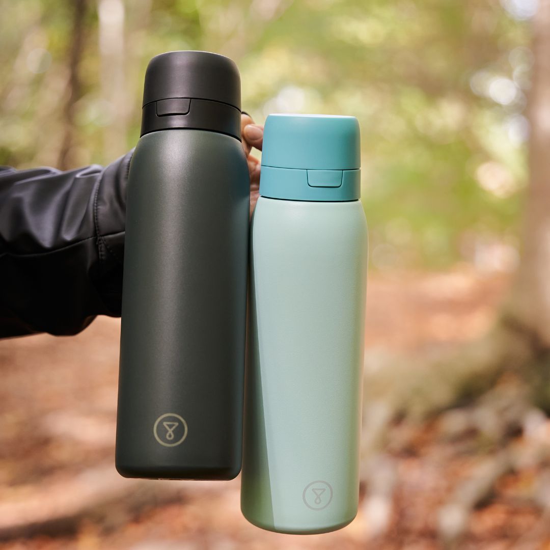 bottlepro filterflaska grön och blå i naturen