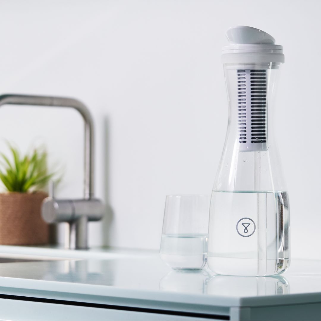 vattenfilterkanna på diskbänken