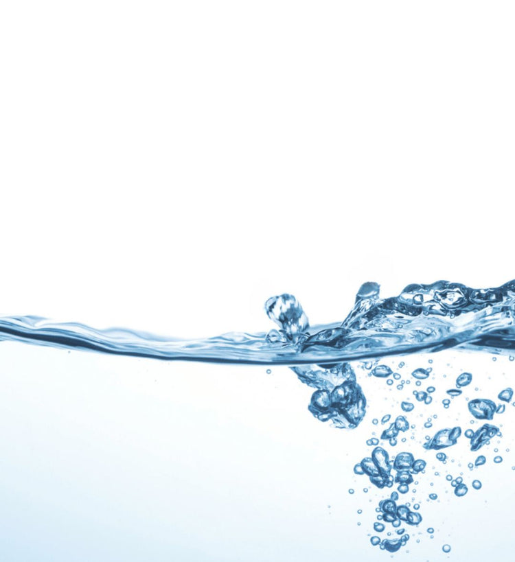 vattenyta med vattenbubblor i, blå och vit bild