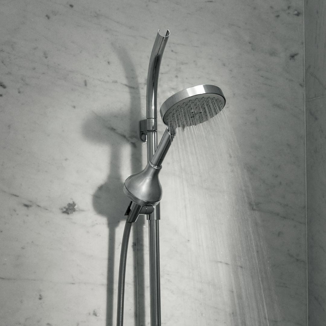 showerpro duschfilter i krom sitter på duschmunstycke i en dusch som spolar rent vatten