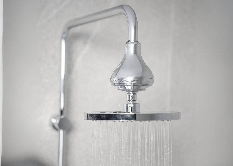 en dusch med rinnande vatten som har ett duschfilter i krom