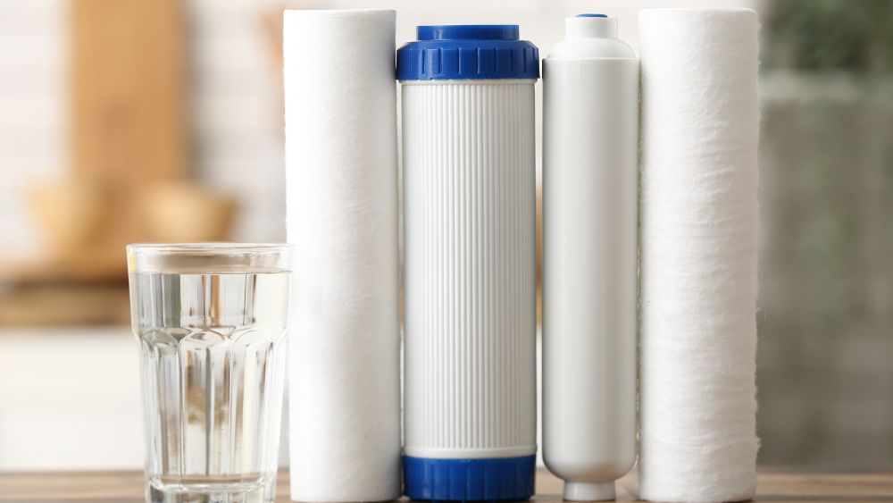 olika vattenfilter brevid ett vattenglas