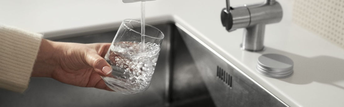 rent vatten från kranen spolas i glas