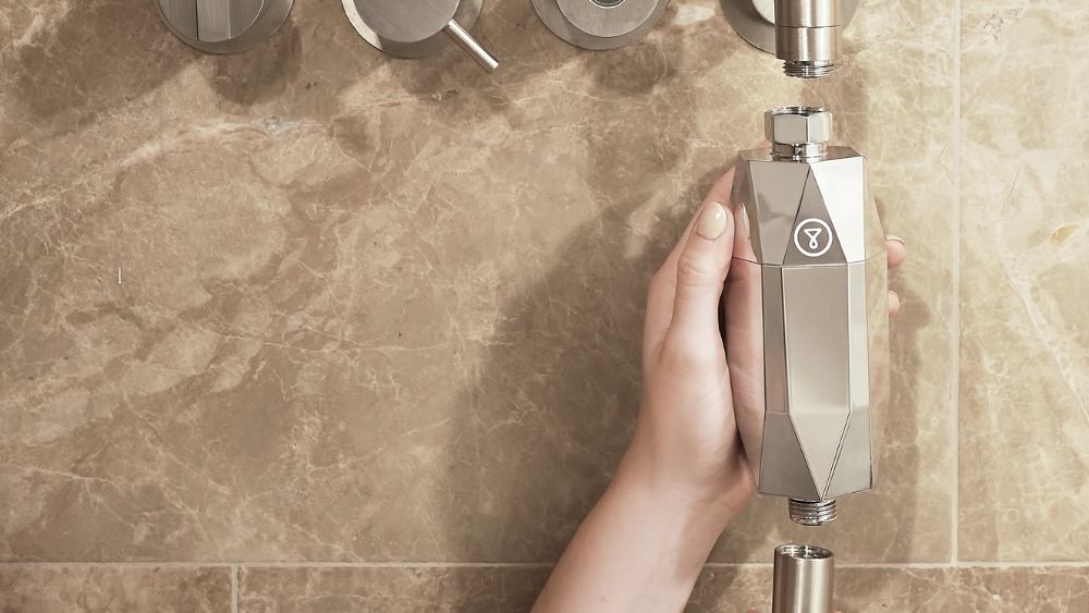 bild på en installation av duschfilter