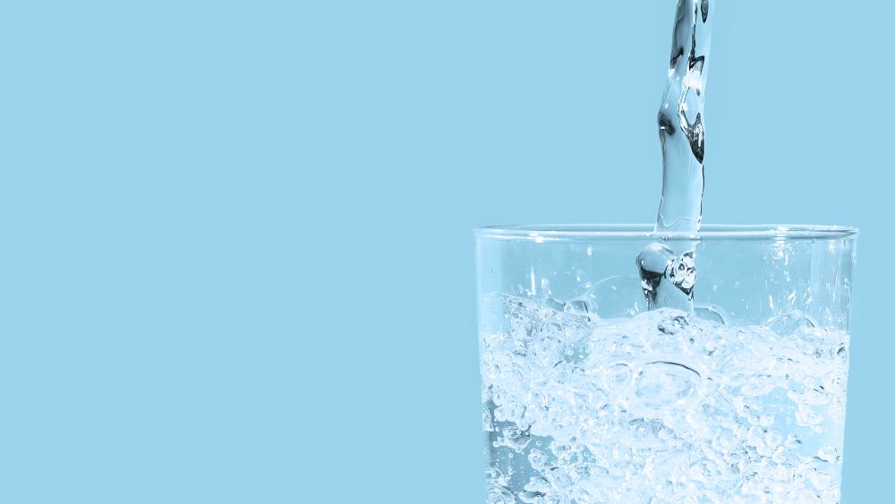 blå bakgrund till ett vattenglas med vatten