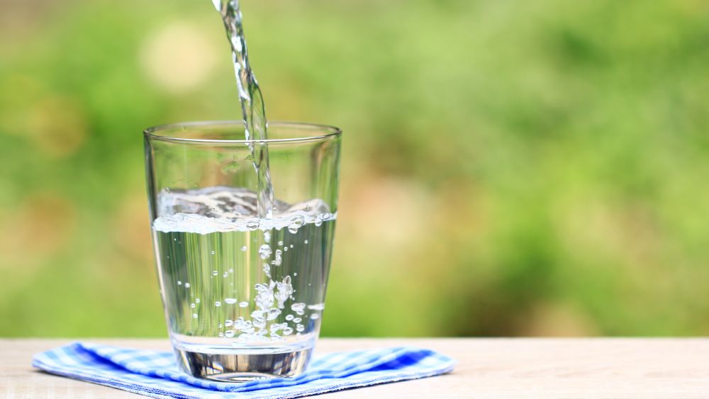vattenglas sommarstuga rent dricksvatten med uvljus och bakteriefilter