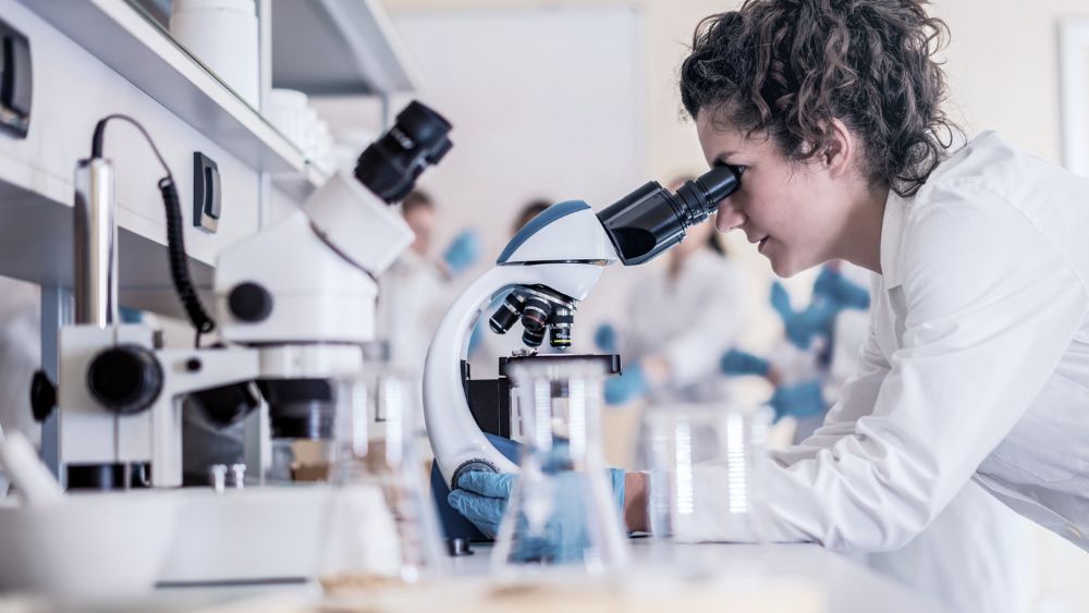 vattenanalys labratorium tjej