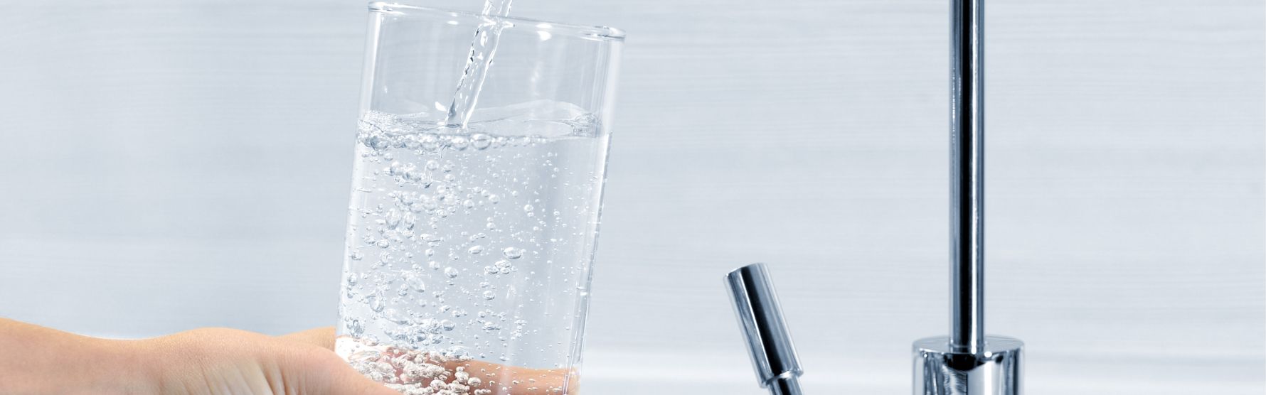 rent vatten i ett glas 