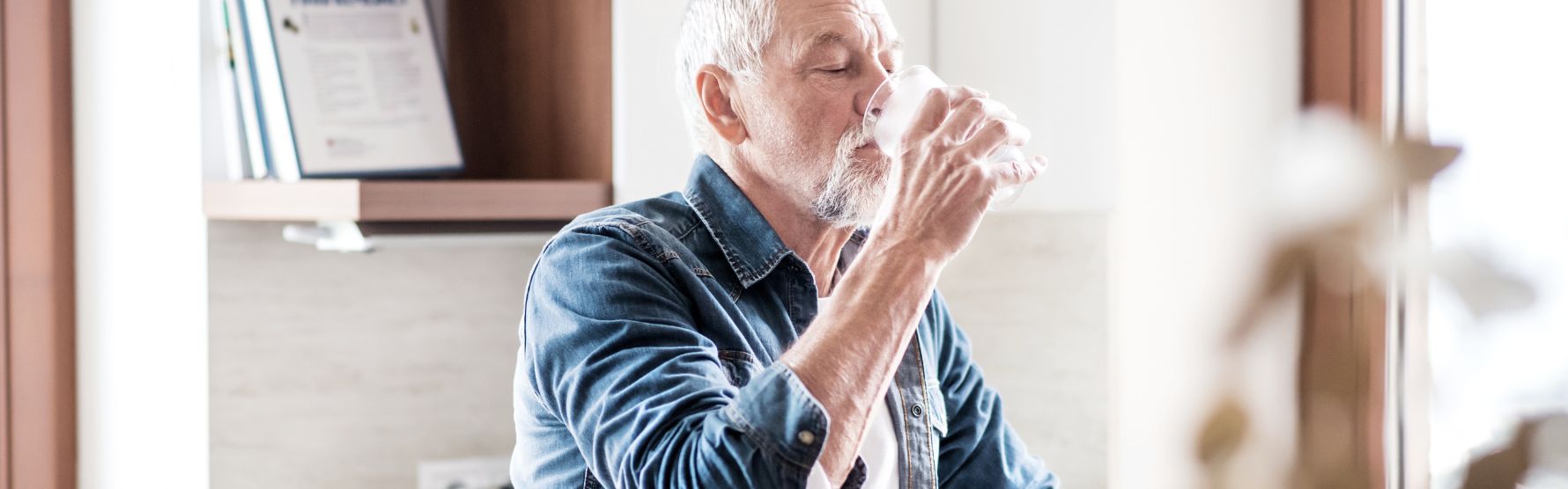 man dricker rent vatten