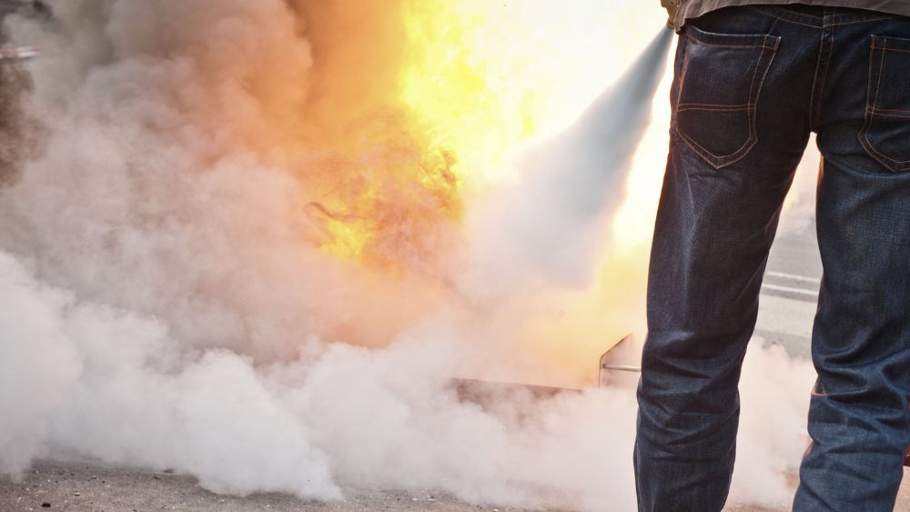 man släcker eld med brandskum