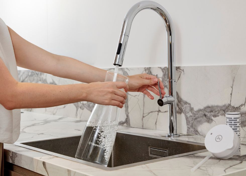 pitcher pro vattenkanna fylls av kranvatten 