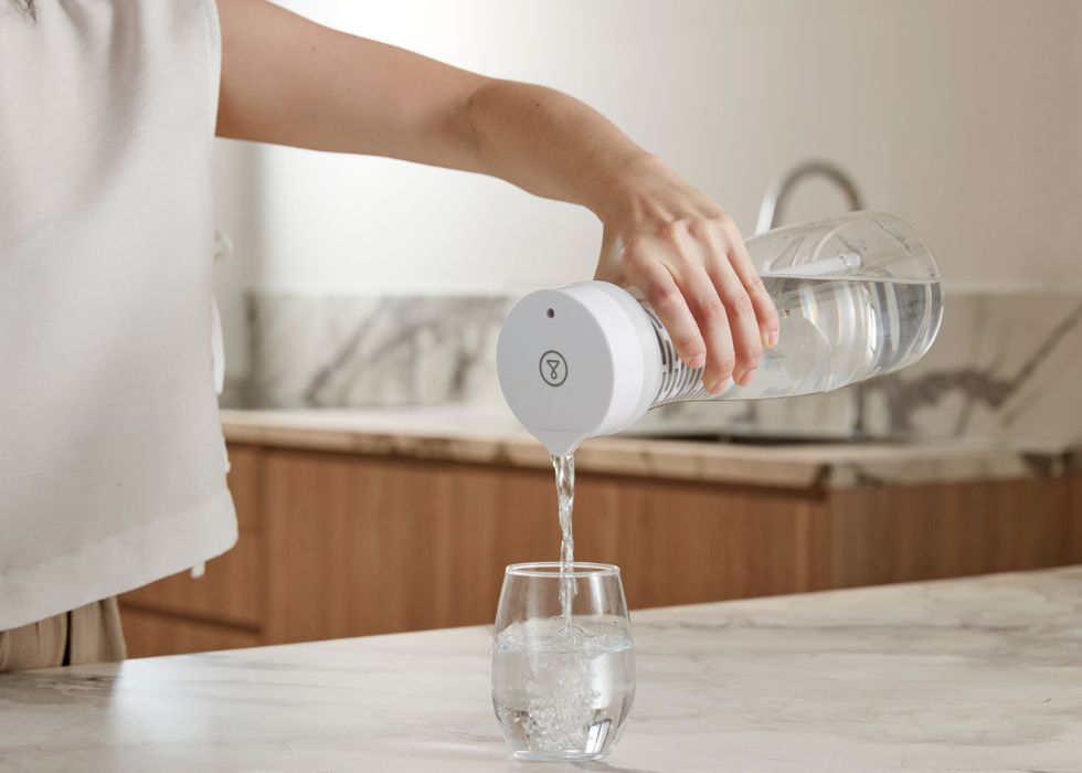 pitcherpro vattenfilterkanna häller upp vatten i glas