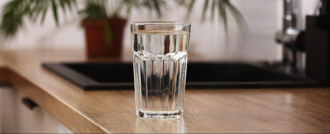 rent vatten i ett glas