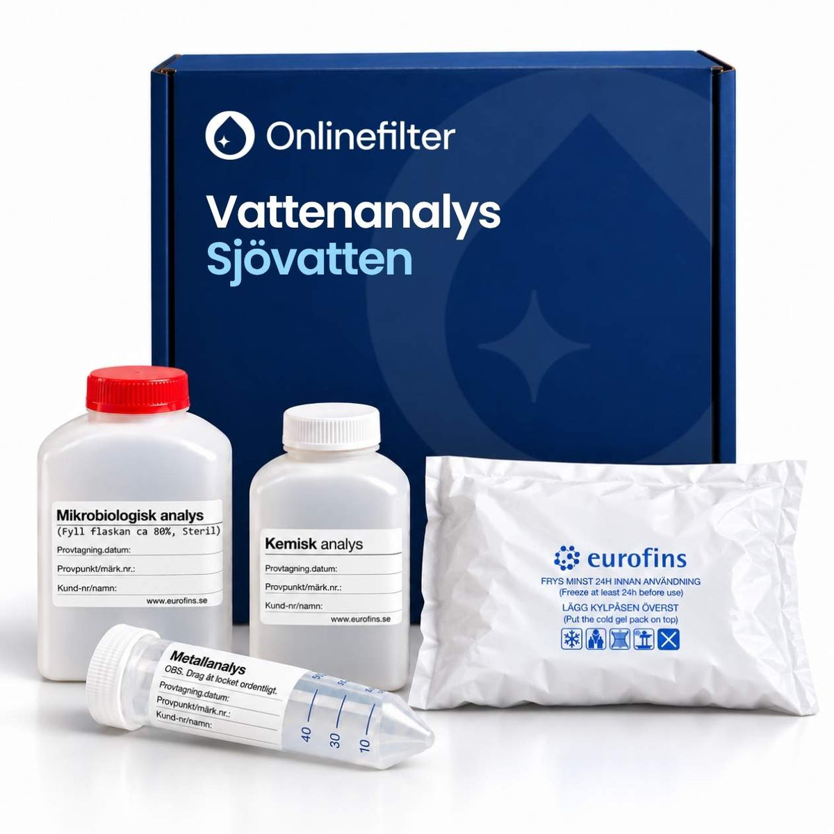 vattenprover för sjövatten tre provflaskor och en kylpåse, på varje flaska finns en etikett för mikrobiologisk, kemisk och metall analys