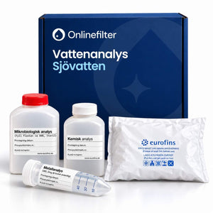 vattenprover för sjövatten tre provflaskor och en kylpåse, på varje flaska finns en etikett för mikrobiologisk, kemisk och metall analys